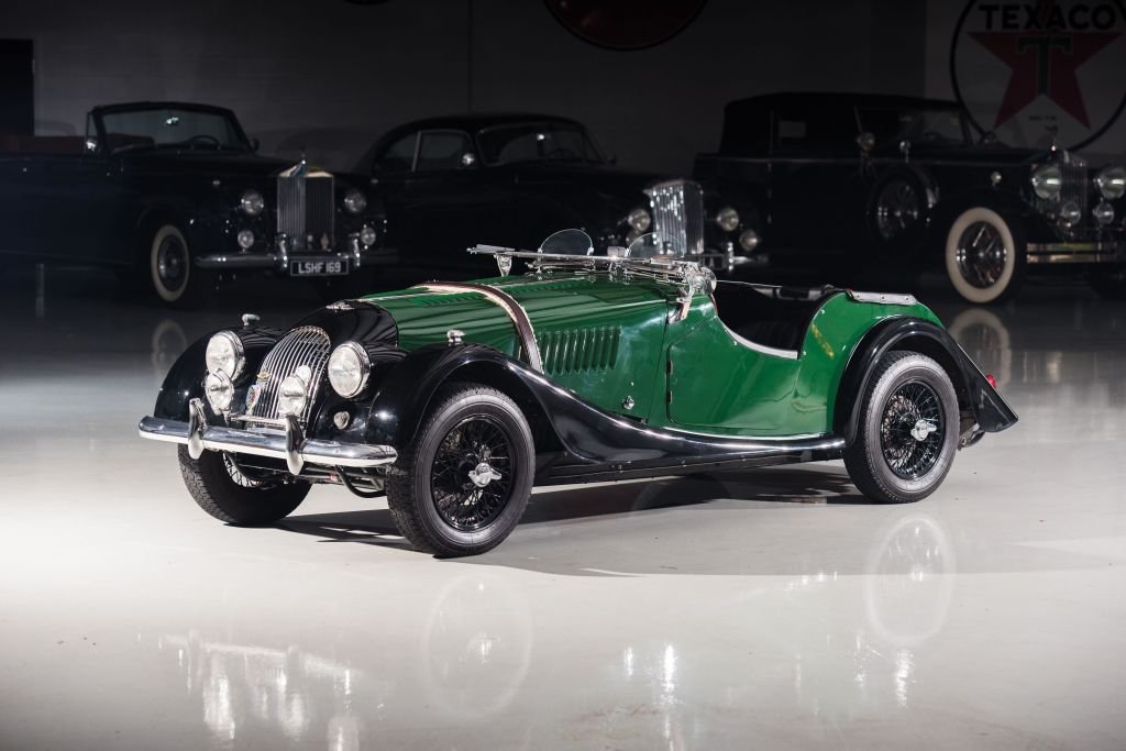 Morgan Plus Four alia visual retrô à potência moderna do motor BMW