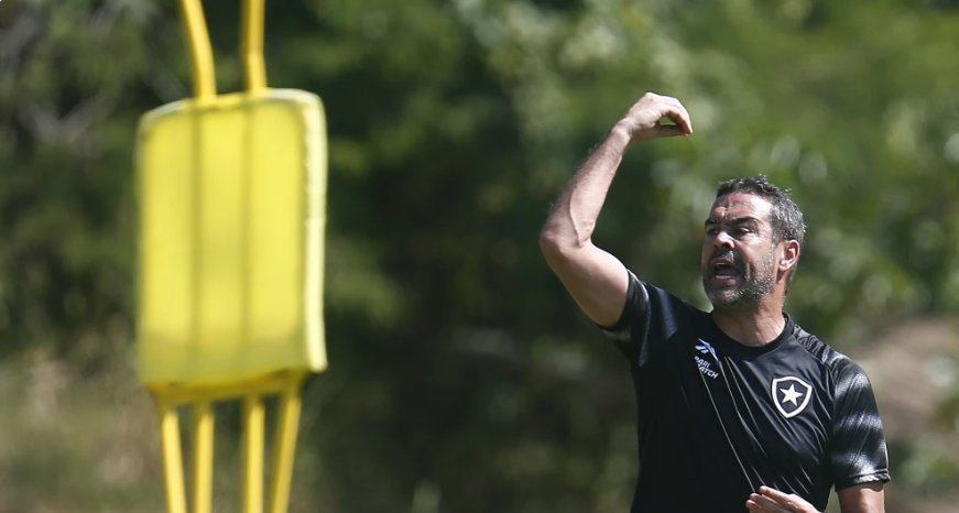 Botafogo inicia série de jogos no Rio, contra o Atlético-GO, em busca de ajustes