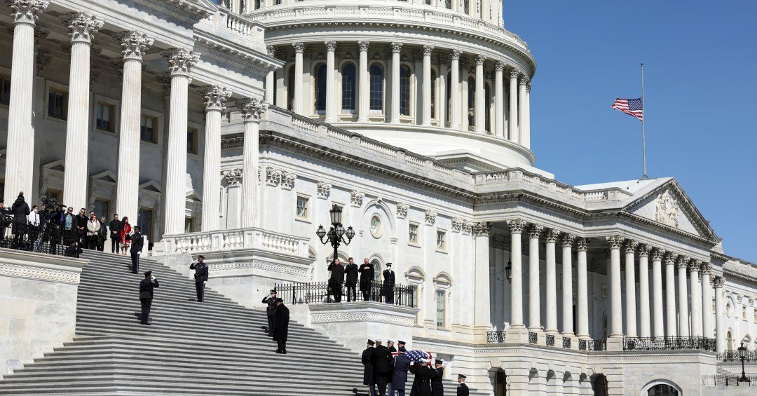 Câmara dos EUA aprova lei que permite vigilância de cidadãos sem mandado