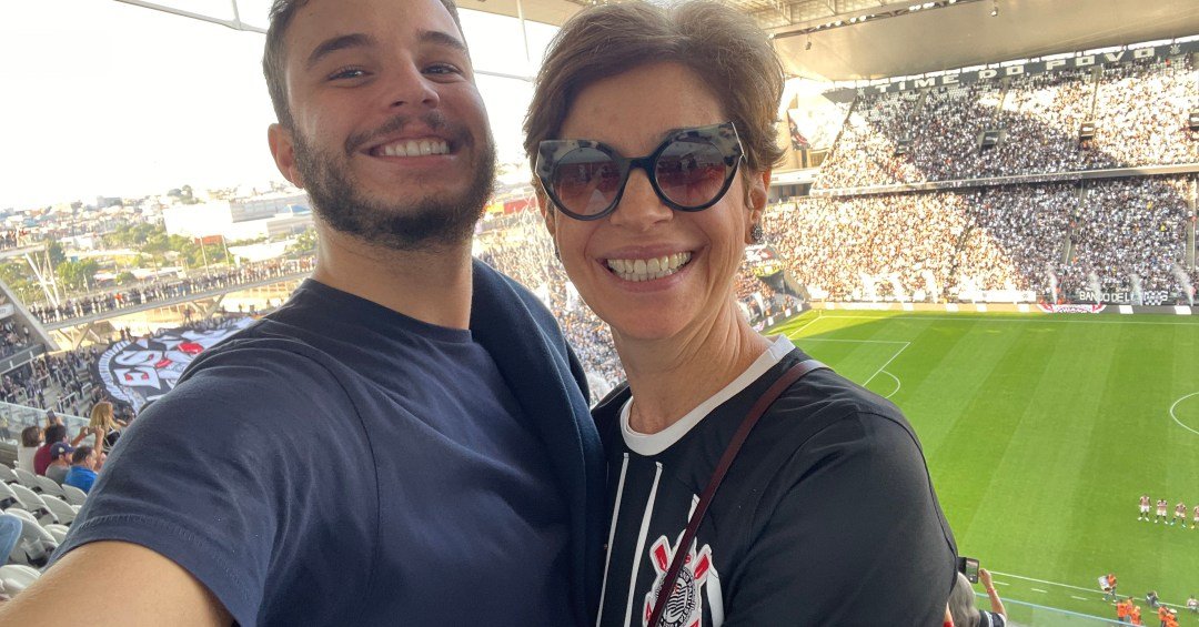Filho de Renata Lo Prete diz como se inspira nos horários notívagos da mãe
