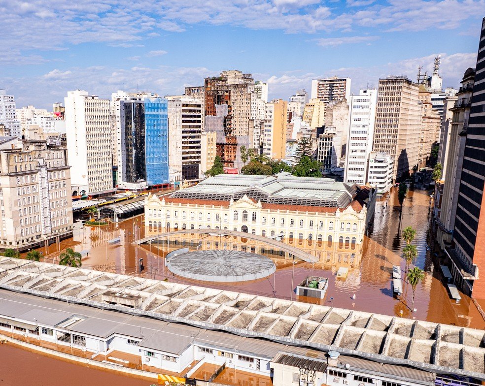 Sobrevivente a incêndios e à enchente de 1941, Mercado de Porto Alegre espera água baixar para estimar prejuízos | Brasil