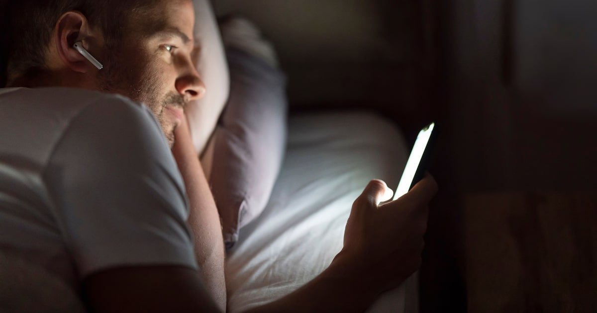 Entenda como ficar no celular antes de dormir pode prejudicar o sono
