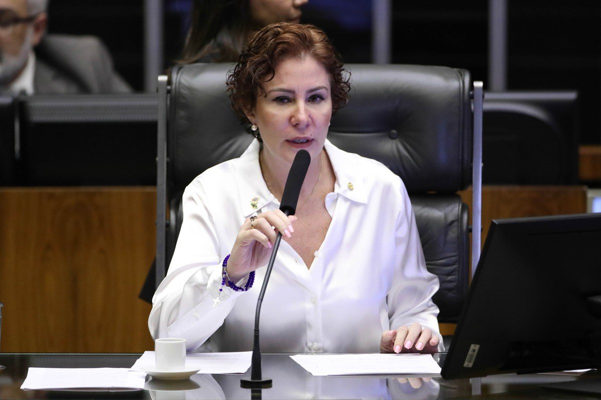 Bolsonaristas se solidarizam com Zambelli; Bolsonaro silencia sobre saída de deputada do país | Política