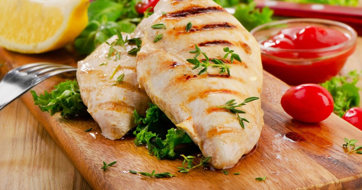 O peito de frango é saudável? Qual o melhor jeito de preparar?