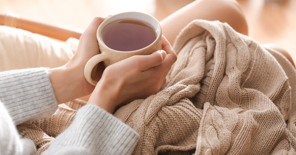 Tomar chá à noite realmente ajuda a dormir? Especialistas analisam infusões que favorecem o sono
