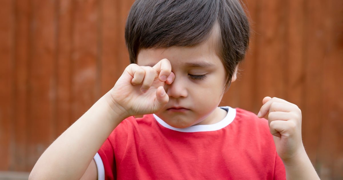 De timidez a lacrimejamento: como reconhecer e tratar problemas oculares comuns na infância?