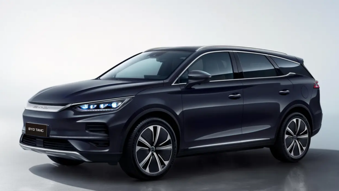Novo BYD Tan está pronto para estreia e chega às lojas em abril