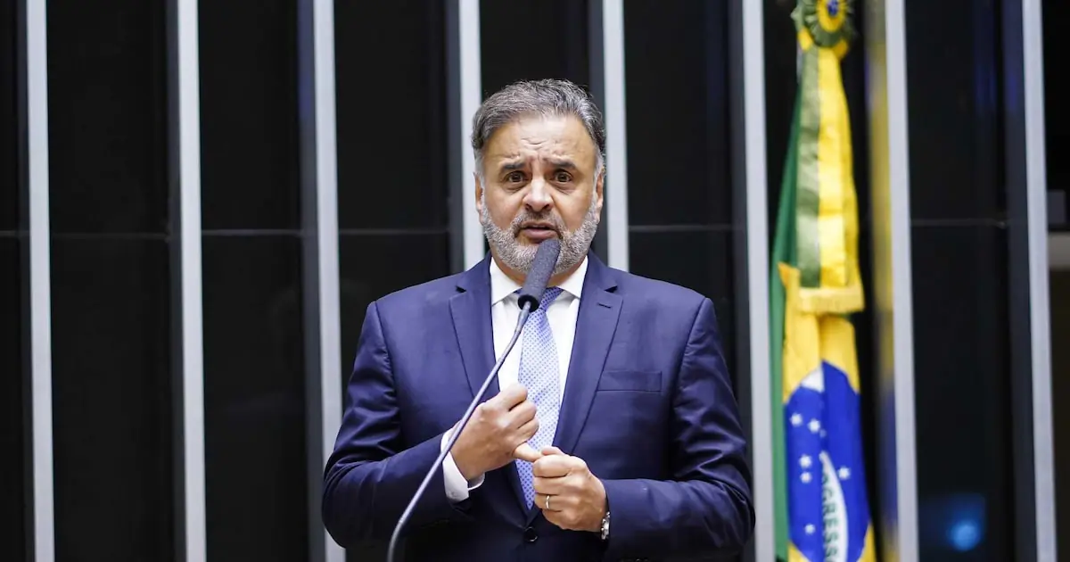 Aécio nega ‘morte cerebral’ do PSDB e lança ‘Farol da Oposição’ com críticas ao governo Lula