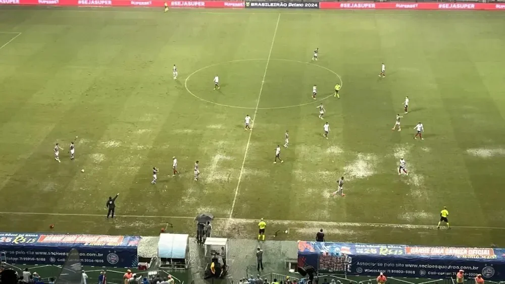 Árbitro interrompe Bahia x Fluminense por causa de temporal em Salvador