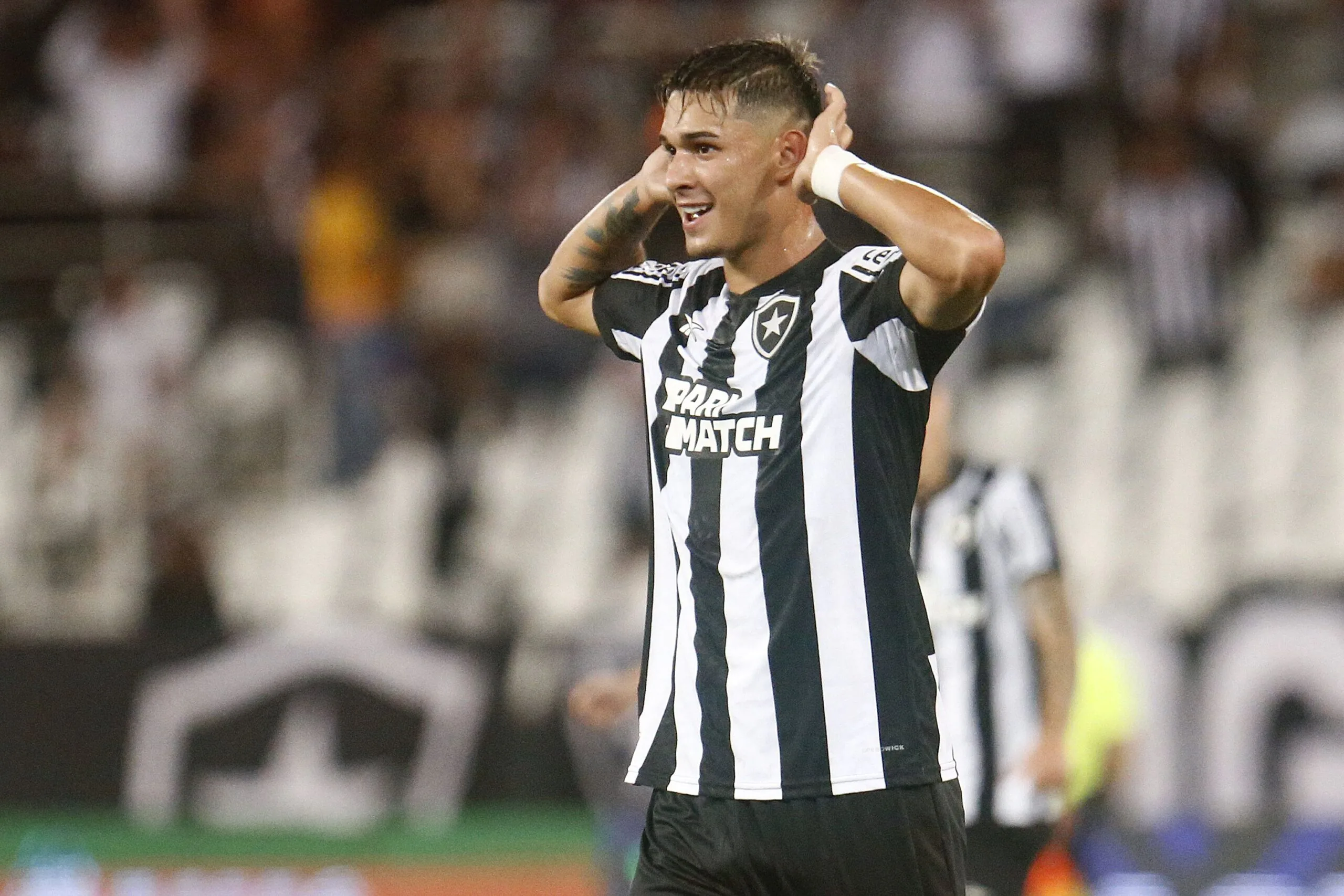 Botafogo sofre no fim, mas vence o Atlético-GO pelo Brasileirão