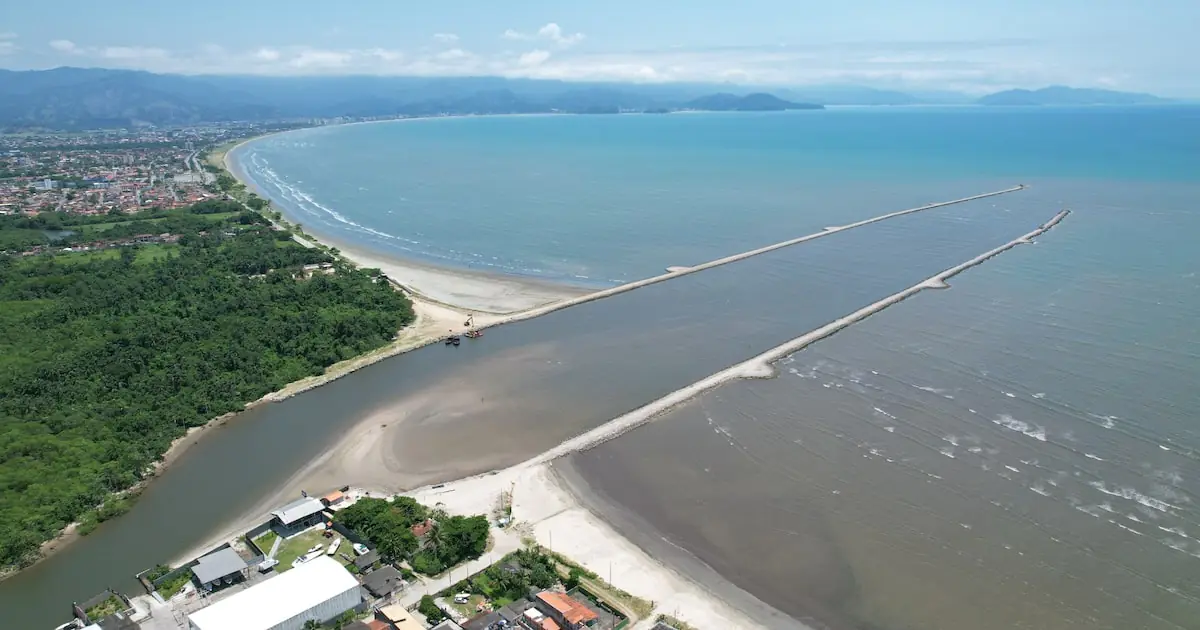 Caraguatatuba ergue muros no encontro de rio com o mar e engorda praias; entenda por quê