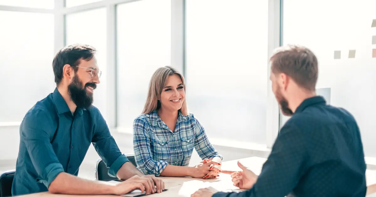 Entrevistas de emprego e geração Z? Jovens levam pais em processos seletivos, diz estudo