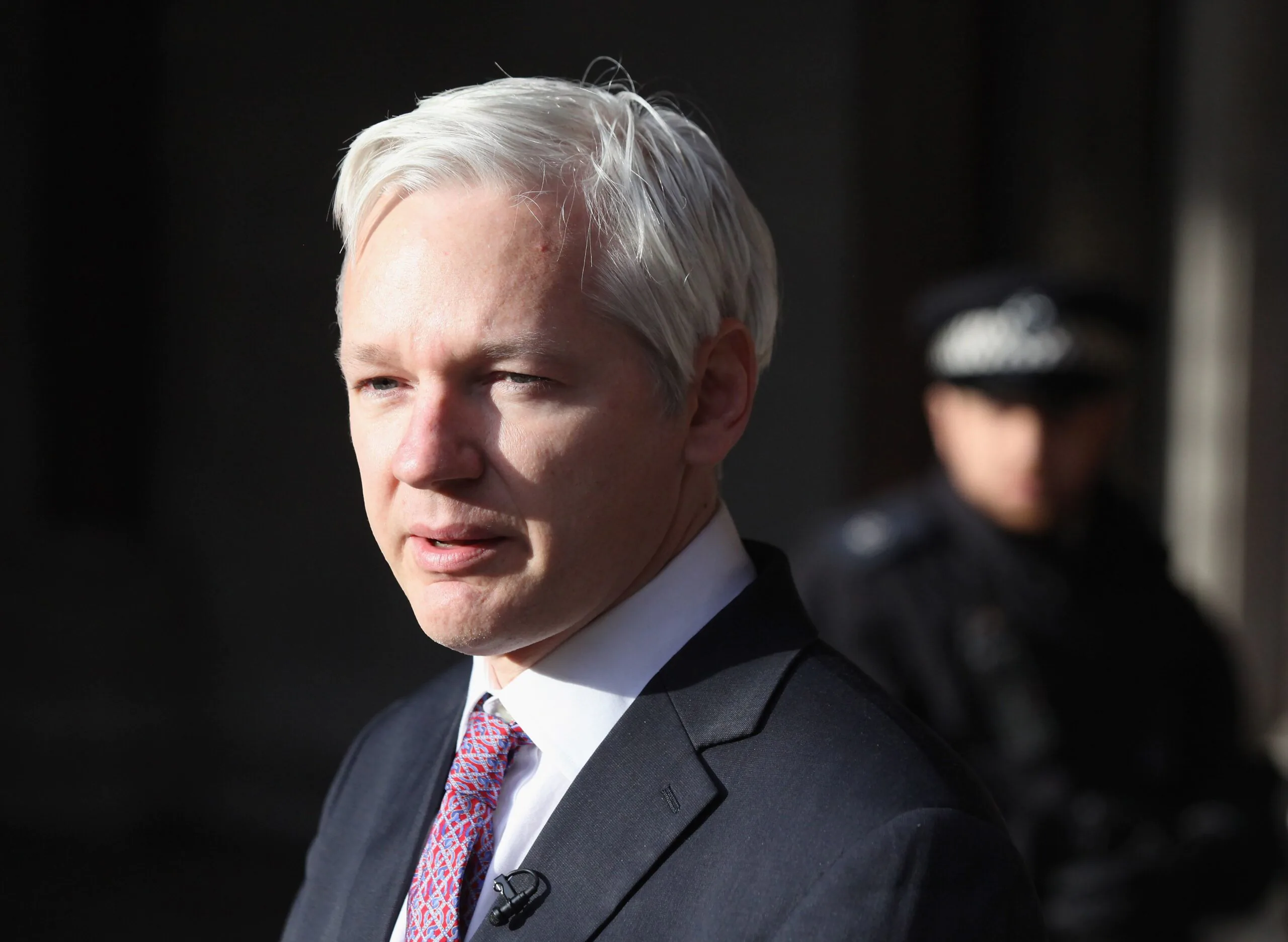 Extradição de Assange fica próxima após EUA apresentarem garantias a tribunal britânico