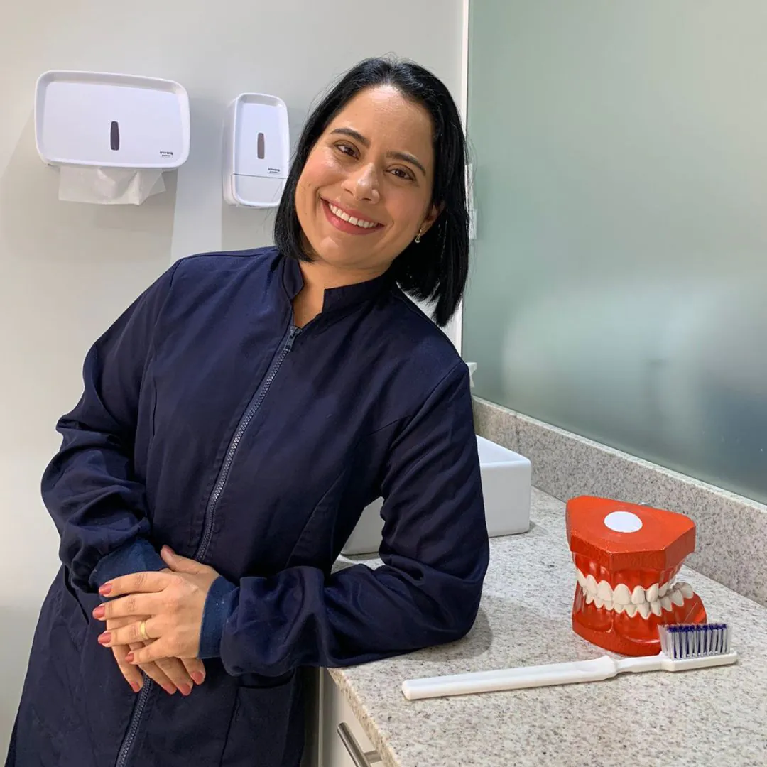 Especialista em Endodontia: Thais Pinheiro Odontologia