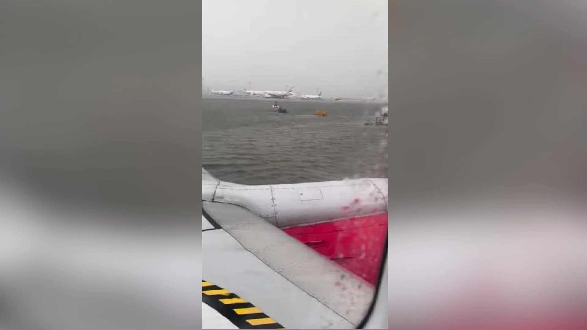 Vídeo: aviões em Dubai ficam cercados por água em enchente após chuvas recordes