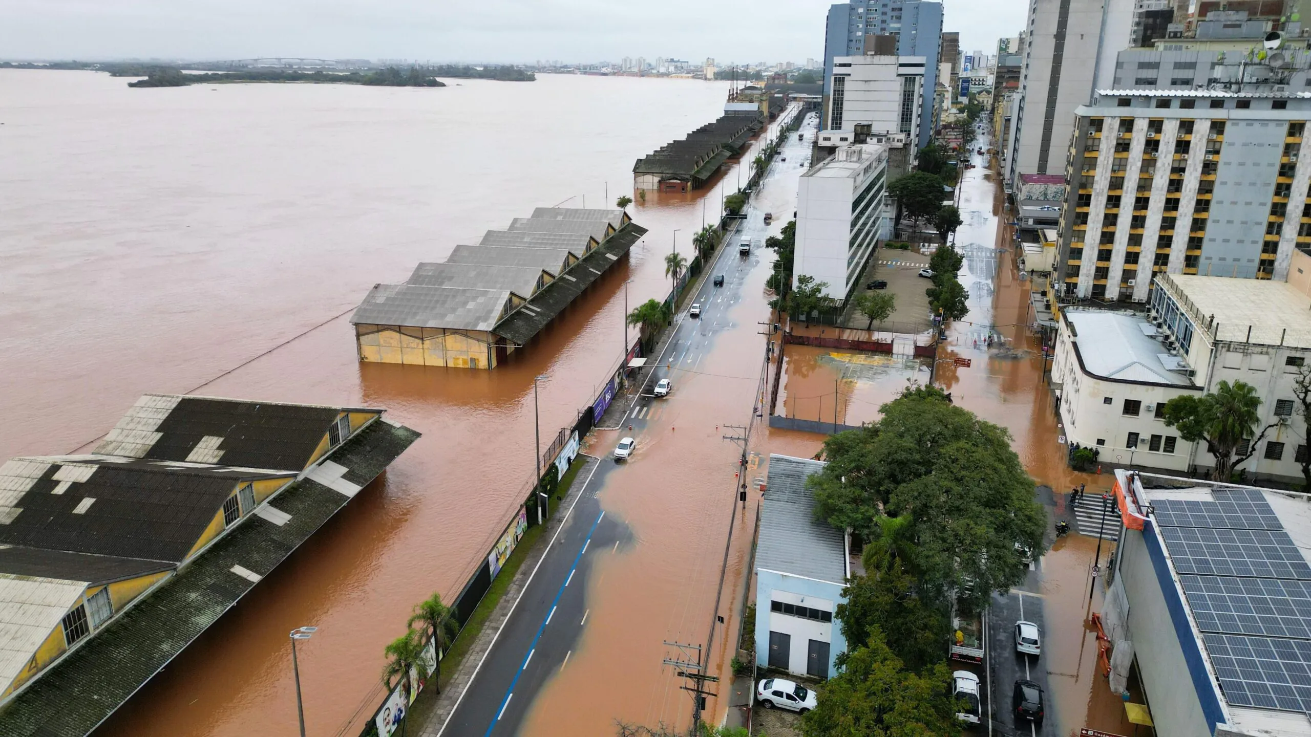 Prefeitura de Porto Alegre pede evacuação de bairro após dique transbordar